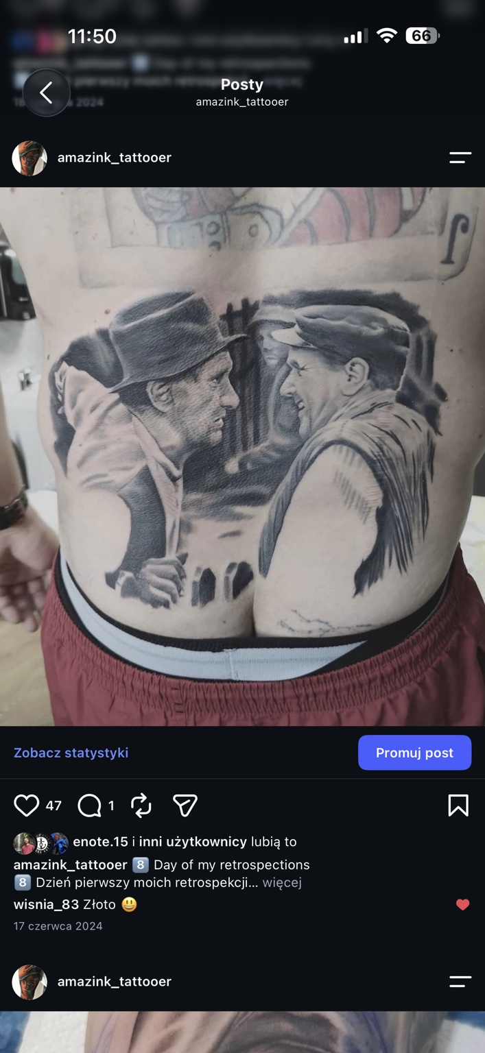 Czarno-szara scena z dwiema postaciami w tatuażu na plecach